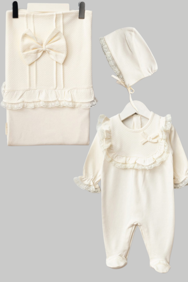 Dantelli Kız Bebek Hastane Çıkış Seti- 3 Parça