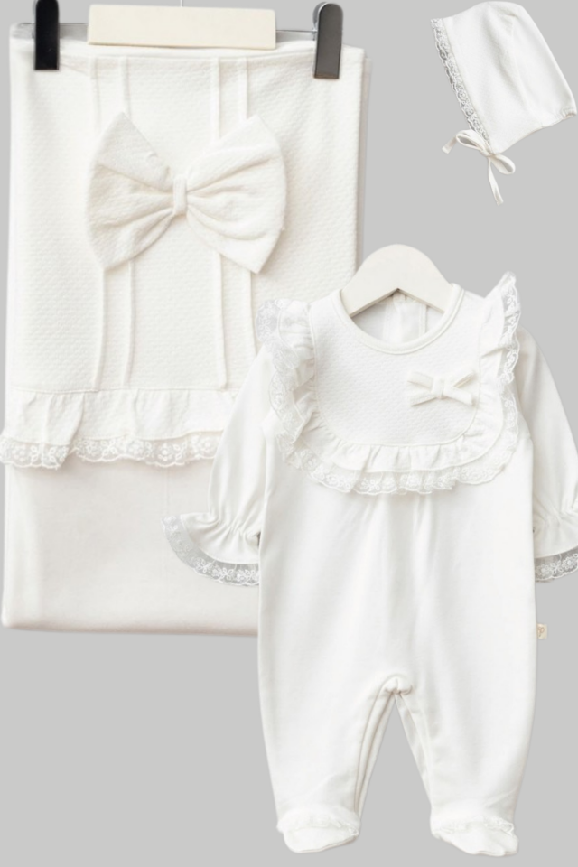 Dantelli Kız Bebek Hastane Çıkış Seti- 3 Parça