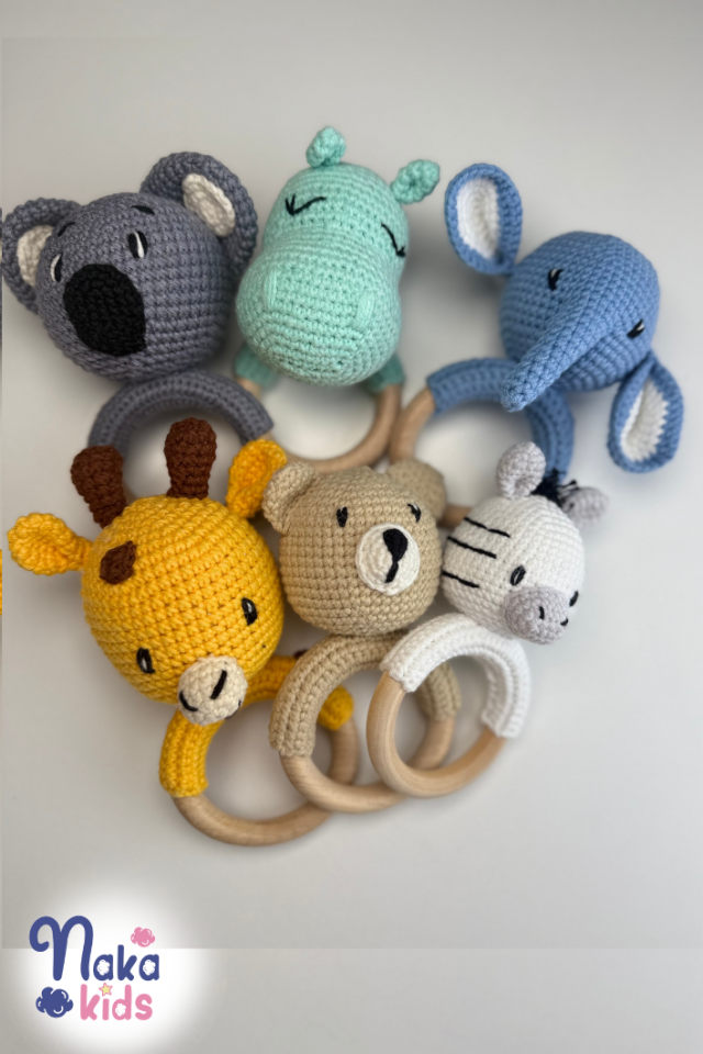 Amigurumi Çıngıraklı Hayvan Oyuncak – El Örgüsü ve Doğal Malzemelerle